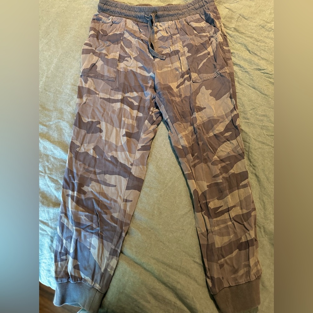 Splendid woman’s leggings size M camo pants